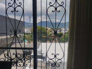 a view of a balcony with a view of a mountain at Apartamento Ubicación Central Dosquebradas in Dosquebradas