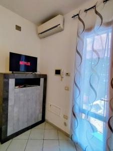 TV a/nebo společenská místnost v ubytování La Gemma di Pisa Appartamento near Cisanello Giardino Privato e Parcheggio e Self Check-in