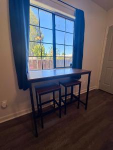 Φωτογραφία από το άλμπουμ του Luna's Cozy Private Hosted Suite with Fireplace and 2 Bedrooms σε Castro Valley