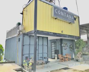 Το κτήριο όπου στεγάζεται  το hostel +2 φωτογραφίες