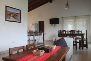 una sala de estar con un sofá y una mesa en Refugio en Praderas, en El Durazno