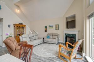 Khu vực ghế ngồi tại Deck and Views Lake Murray Escape in Chapin!