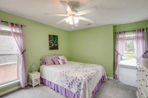 Giường trong phòng chung tại Deck and Views Lake Murray Escape in Chapin!