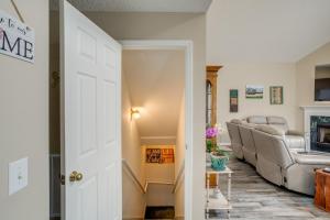 Khu vực ghế ngồi tại Deck and Views Lake Murray Escape in Chapin!