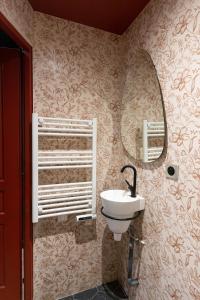 ein Badezimmer mit Waschbecken und Spiegel in der Unterkunft Évasion Romantique Studio Vert Élégant pour 2 Proche RER C in Choisy-le-Roi