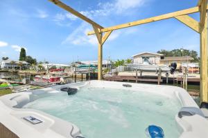 Un jacuzzi en una terraza con puerto deportivo. en The Hudson Hideout, en Hudson