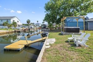 un muelle con un banco junto a un cuerpo de agua en The Hudson Hideout, en Hudson