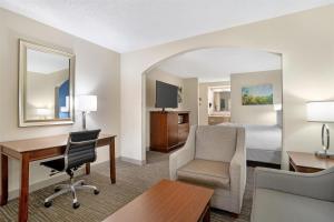 Posezení v ubytování Best Western Inn & Suites Monroe + 55 fotografií