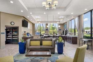 TV a/nebo společenská místnost v ubytování Best Western Inn & Suites Monroe