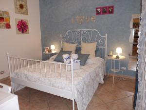 1 dormitorio con 1 cama blanca y 2 mesas en La Scaletta, en Agrigento