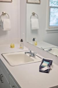 a bathroom with a sink and two sinks at Bo's Big Green Charming Retreat Hot Tub Games in Billings +32 photos
