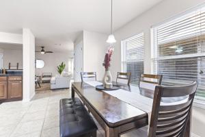Posezení v ubytování Family-Friendly 3BR 10 Min from ATT Stadium