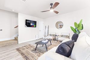 TV a/nebo společenská místnost v ubytování Family-Friendly 3BR 10 Min from ATT Stadium