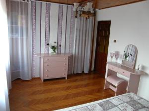 1 dormitorio con tocador, tocador y espejo en Dom z Ogrodem Darłowo do 10 osób !, en Darłowo