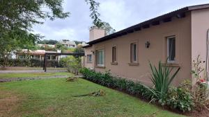 una casa con un patio al lado de un edificio en Refugio en Praderas, en El Durazno