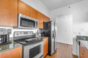 マイアミにあるCity-View Retreat in Brickell 2BR and Free Parkingのキッチン(コンロ、冷蔵庫付) +30枚の写真