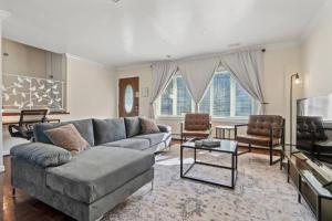 Χώρος καθιστικού στο 556b) Large 3 bedroom with Parking