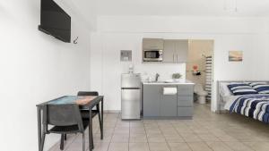 Una cocina o cocineta en The Tiny Salty Box Studio