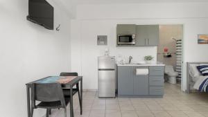Una cocina o cocineta en The Tiny Salty Box Studio