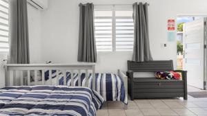 Una cama o camas en una habitación de The Tiny Salty Box Studio
