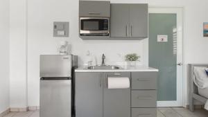 Una cocina o cocineta en The Tiny Salty Box Studio