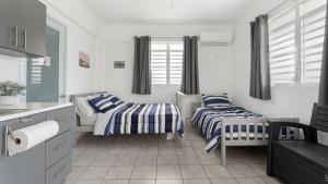 Una cama o camas en una habitación de The Tiny Salty Box Studio