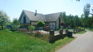 a house with a fence next to a road at Villa Loch Nr.5 in Litschau