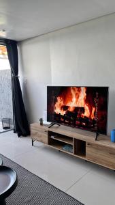 Televiisor ja/või meelelahutuskeskus majutusasutuses Panoramic Oceanview Serenity