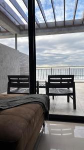 Rõdu või terrass majutusasutuses Panoramic Oceanview Serenity
