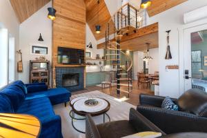 un soggiorno con divani blu e camino di Little Bow Cottage a Black Mountain