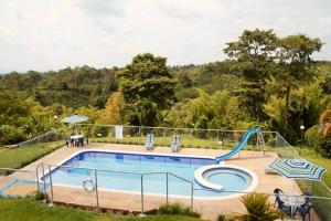 Bazén v ubytování Finca Hotel Resplandor Quindiano - Eje Cafetero Quindío nebo v jeho okolí