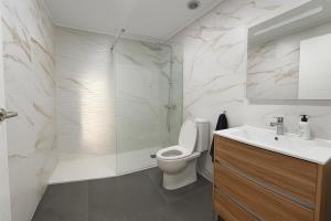 a bathroom with a toilet and a shower and a sink at Del Mar Modern Spacious 3-Bedroom Apartment Near the Beach in Puerto de Sagunto +5 photos