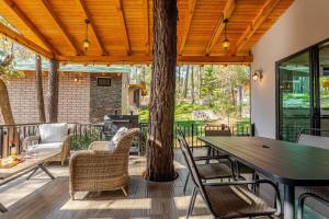 Un patio con mesa y sillas y parrilla. en Cabañas Cañada del Ciervo, en Mazamitla