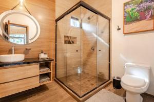Un baño con ducha, inodoro y lavabo. en Cabañas Cañada del Ciervo, en Mazamitla 12 fotos más