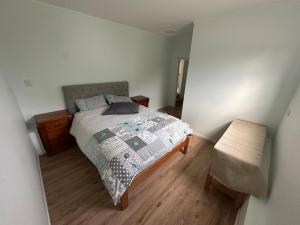 Postel nebo postele na pokoji v ubytování Otaika Valley Cottage