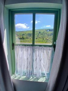 Vista generica sulle montagne o vista sulle montagne dall'interno della casa vacanze