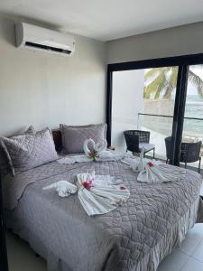 une chambre avec un lit avec des serviettes dessus dans l'établissement Porto 2 life resort, à Porto de Galinhas