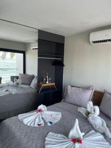 - une chambre avec 2 lits fleuris dans l'établissement Porto 2 life resort, à Porto de Galinhas