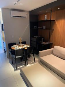 un salon avec une table et un canapé dans l'établissement Porto 2 life resort, à Porto de Galinhas