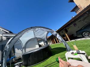 a tent on the grass in a yard at Garkov Hause in Gigen