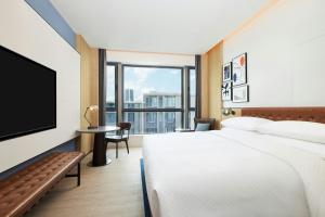 上海国际旅游度假区福朋喜来登酒店的电视和/或娱乐中心