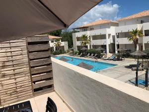 une vue extérieure d'un hôtel avec piscine dans l'établissement Appartement T3 en Corse, Marina di Bravone N131, à Linguizzetta 9 autres photos