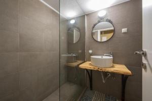 A bathroom at The Athenian Nest Még 22 kép