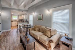 Kuchyň nebo kuchyňský kout v ubytování Quaint Cottage with Private Pool-Walk to Everything