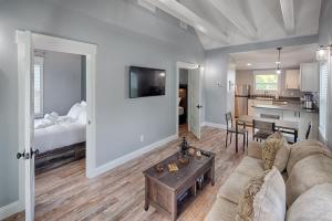 TV a/nebo společenská místnost v ubytování Quaint Cottage with Private Pool-Walk to Everything