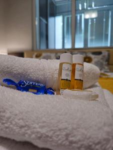 deux bouteilles de savon et des serviettes sur des serviettes dans l'établissement Mladost Sofia, close to Metro Station and Center, à Sofia 12 autres photos