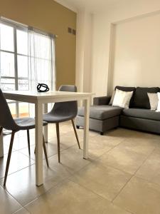 a living room with a table and a couch at Departamento Zafiro V con cochera gratis in Santa Fe