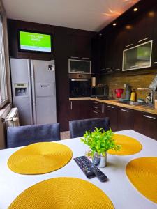 une cuisine avec une table avec des assiettes jaunes dessus dans l'établissement Mladost Sofia, close to Metro Station and Center, à Sofia