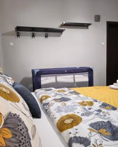 - une chambre avec 2 lits et une table en bois dans l'établissement Mladost Sofia, close to Metro Station and Center, à Sofia