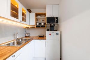 Kuchyň nebo kuchyňský kout v ubytování Apartment One , sea view , free parking